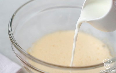 Влейте молоко, хорошенько перемешайте.