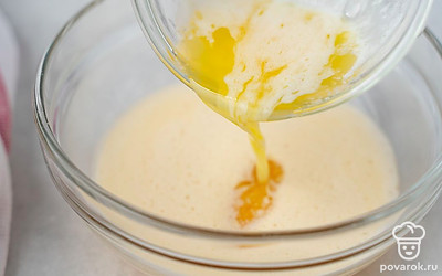 Влейте масло в яичную смесь. Смешайте все при помощи миксера.