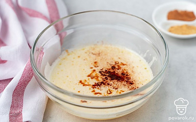 Добавьте корицу и сушеный имбирь. Перемешайте.