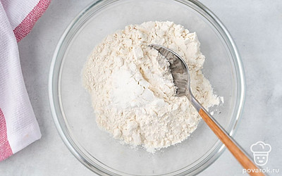 В отдельной миске перемешайте просеянную муку с разрыхлителем.