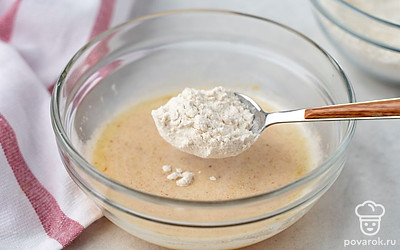 Частями введите муку в тесто. После каждой порции тщательно перемешивайте все миксером, чтобы не было комочков. Тесто должно получиться однородным, гладким и немного липким.