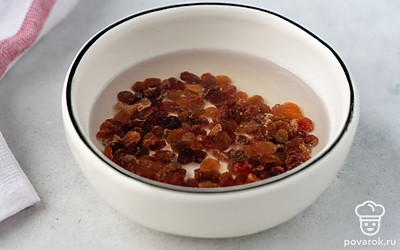 Замочите изюм на 10 минут в кипятке.