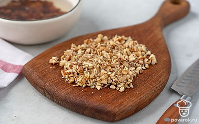 Мелко покрошите ножом грецкие орехи.