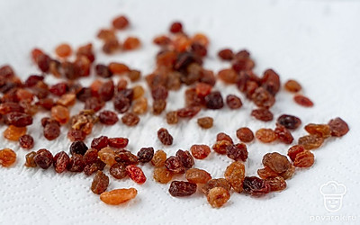 Слейте с изюма воду, обсушите его на бумажных полотенцах.