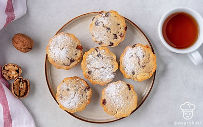 Посыпьте остывшие кексы сахарной пудрой через сито.