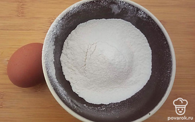 Муку просейте, добавьте разрыхлитель, вбейте яйцо.