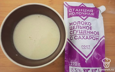 Добавьте сгущенное молоко, сахар, подсолнечное масло и воду, взбейте до однородной массы (тесто должно получиться жидким). 