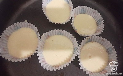 Разлейте получившееся тесто по формочкам для кексов (заполняйте до половины).