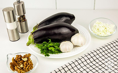 Промойте баклажан и зелень. Очистите чеснок.