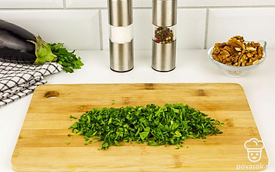 Кинзу и чеснок мелко нарежьте. Измельчите грецкие орехи.