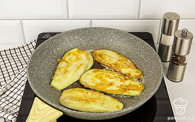 В разогретую сковороду поместите баклажаны, обжарьте их с каждой стороны до золотистой корочки.