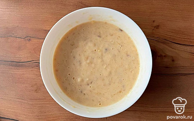 Два банана разомните вилкой, добавьте яйца, йогурт и перемешайте до однородности.⁣⁣