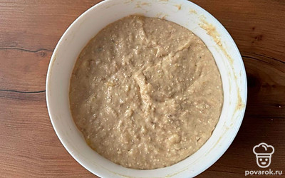 Овсяные хлопья пробейте блендером для получения муки. Сухие ингредиенты постепенно добавьте к яично-банановой смеси, постоянно помешивая. ⁣