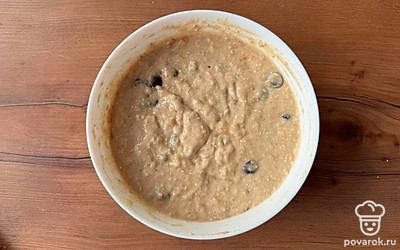 Добавьте рубленый шоколад, перемешайте. 