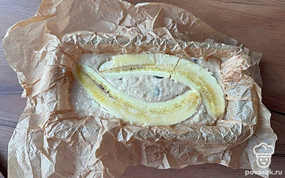 Выложите тесто в форму. Оставшийся банан разрежьте вдоль на две части и выложите сверху, слегка утопив его в тесте.⁣⁣ Выпекайте кекс в разогретой на 180 градусов духовке примерно 1 час.⁣⁣