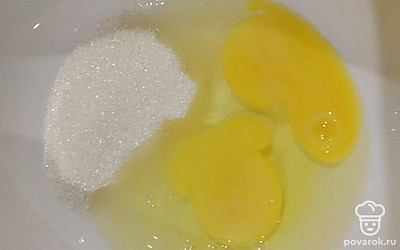 В миску вбейте яйца, положите сахар. Перемешайте. 