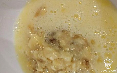 Добавьте размятые вилкой бананы. Все смешайте. 