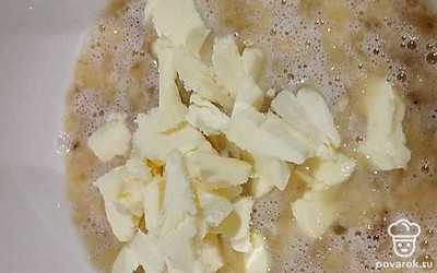 Выложите мягкое сливочное масло.