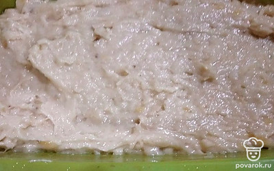 Тесто выложите в силиконовую форму. Отправьте в разогретую до 180 градусов духовку на 35 минут.