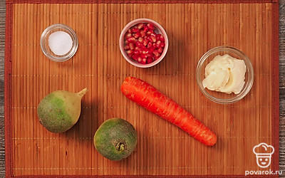 Вымойте корнеплоды, очистите их от кожуры, нарежьте мелкими кубиками. Редьку лучше всего хранить в погребе, если его нет, то подойдет застекленный балкон. Идеальная температура — 1-3 градуса.