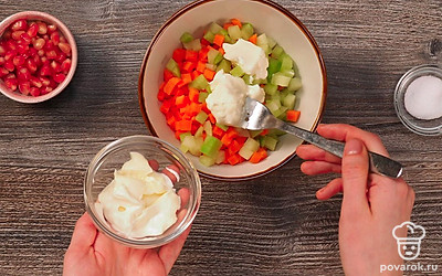 Приготовьте салат. Смешайте в салатнике редьку и морковь, заправьте майонезом. Перемешайте, посолите по вкусу.