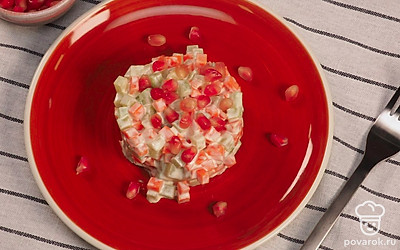 Перед подачей посыпьте салат с редькой и морковью зернами граната.