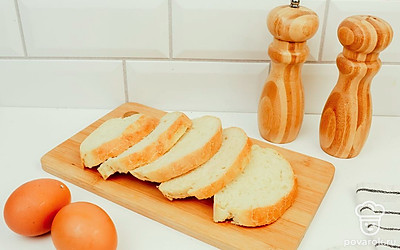 Разрежьте хлеб на небольшие ломтики.