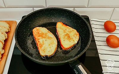 Обжарьте хлеб с двух сторон.