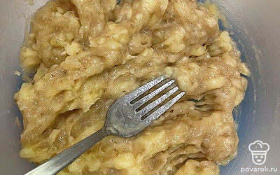 Нарезать бананы и размять их в пюре. 