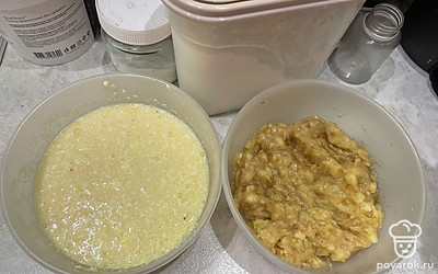 Хорошо перемешать сливочное масло, сахар и яйца. Получится две миски с пюре из банана и смеси сахара, масла и яиц.