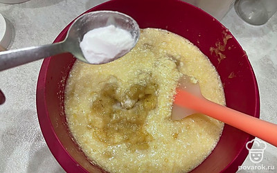 Соединить обе смеси в одну и тщательно перемешать. Добавить соду.