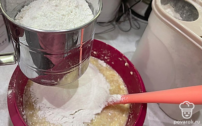 Далее в эту массу всыпать просеянную муку до состояния густой сметаны. Вам понадобится 1,5-2 стакана муки.