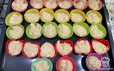 Разложить тесто в формочки, ориентировочно заполнить на 70%, так как кексы увеличатся в объеме. 