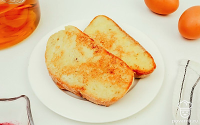 Украсьте блюдо мелко нарезанной зеленью. Также гренки можно посыпать натертым сыром.