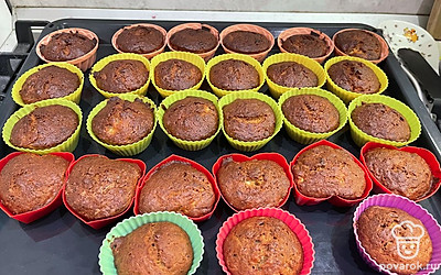 Через 50 минут кексы готовы! Дать выпечке постоять, чтобы остыла. 