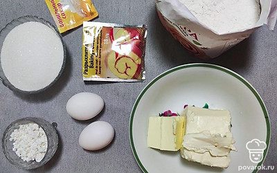 Подготовьте все ингредиенты. Масло и яйца должны быть комнатной температуры. Просейте муку, смешанную с разрыхлителем. Разогрейте духовку до 180 градусов (режим «Верх-низ»).