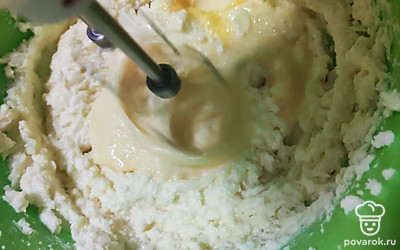 Взбейте мягкое масло с сахаром и ванильным сахаром до однородной массы. В массу вбейте поочередно яйца, хорошо взбивая после каждого. Всыпьте просеянную муку и хорошо перемешайте до исчезновения комочков. Тесто должно получиться вязким.