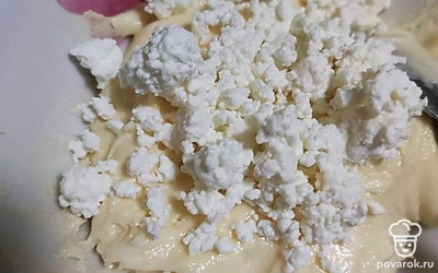 Тесто смешайте с творогом до однородной массы.