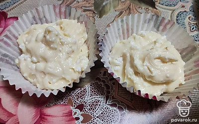 Выложите тесто в формочки на 2/3. Отправьте в духовку на 20-25 минут.