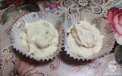 Сверху добавьте тесто до 2/3 формочки. Отправьте в духовку на 20-25 минут.