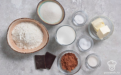 Просейте муку. Подготовьте подходящую для микроволновки посуду.