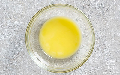 Выложите в глубокую миску сливочное масло. Поставьте растапливаться в микроволновку на среднюю мощность 10-15 секунд. 