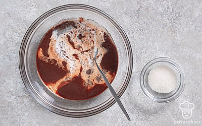 Влейте в миску молоко, снова перемешайте. После этого всыпьте ванилин и сахар. Снова перемешайте массу до однородности. 