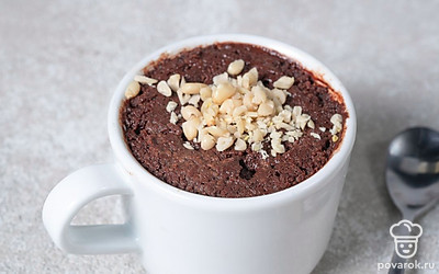 Украсьте кекс орехами или кондитерской посыпкой, а затем подайте к чаю. 