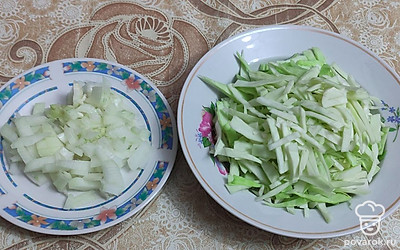 Капусту рубим соломкой, лук нарезаем мелким кубиком. 