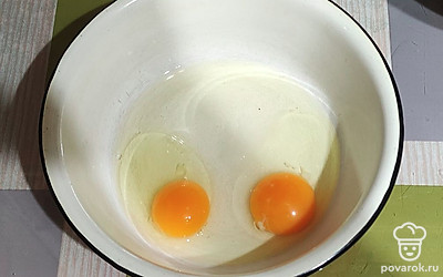 Разбиваем 2 яйца в миску, в них добавляем соль и сахар для баланса вкуса. 