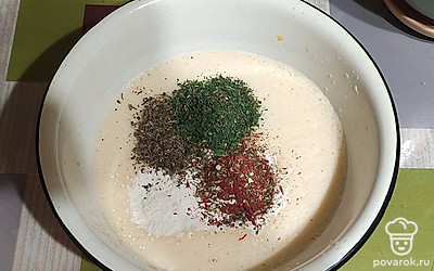 Добавляем в эту смесь сушеную кинзу, базилик и смесь итальянских трав, разрыхлитель и подсолнечное масло. 