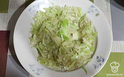 Лук и капусту обжариваем на медленном огне, чтобы капуста стала мягкой минут 10-15. Смотрите по своей капусте, бывает твердая, бывает такая, что достаточно 10 минут. После обжарки выкладываем капусту и лук из сковороды, чтобы они остыли. 