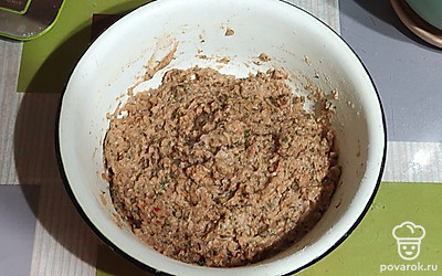 В яичную смесь добавляем муку и замешиваем тесто. 