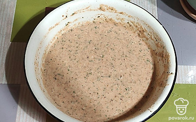 Вливаем в тесто 100 грамм кипятка, хорошо размешиваем, чтобы по консистенции тесто стало как жидкая сметана. 